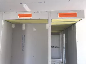 Plafonds suspendus 600×600 : élégance, acoustique et fonctionnalité