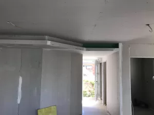 Faux-plafonds : esthétisme et fonctionnalité au service de votre intérieur